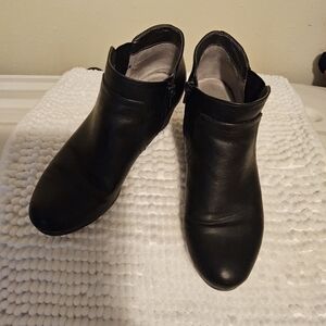 Preloved in good condition size 8.5 Black eWedge Booties